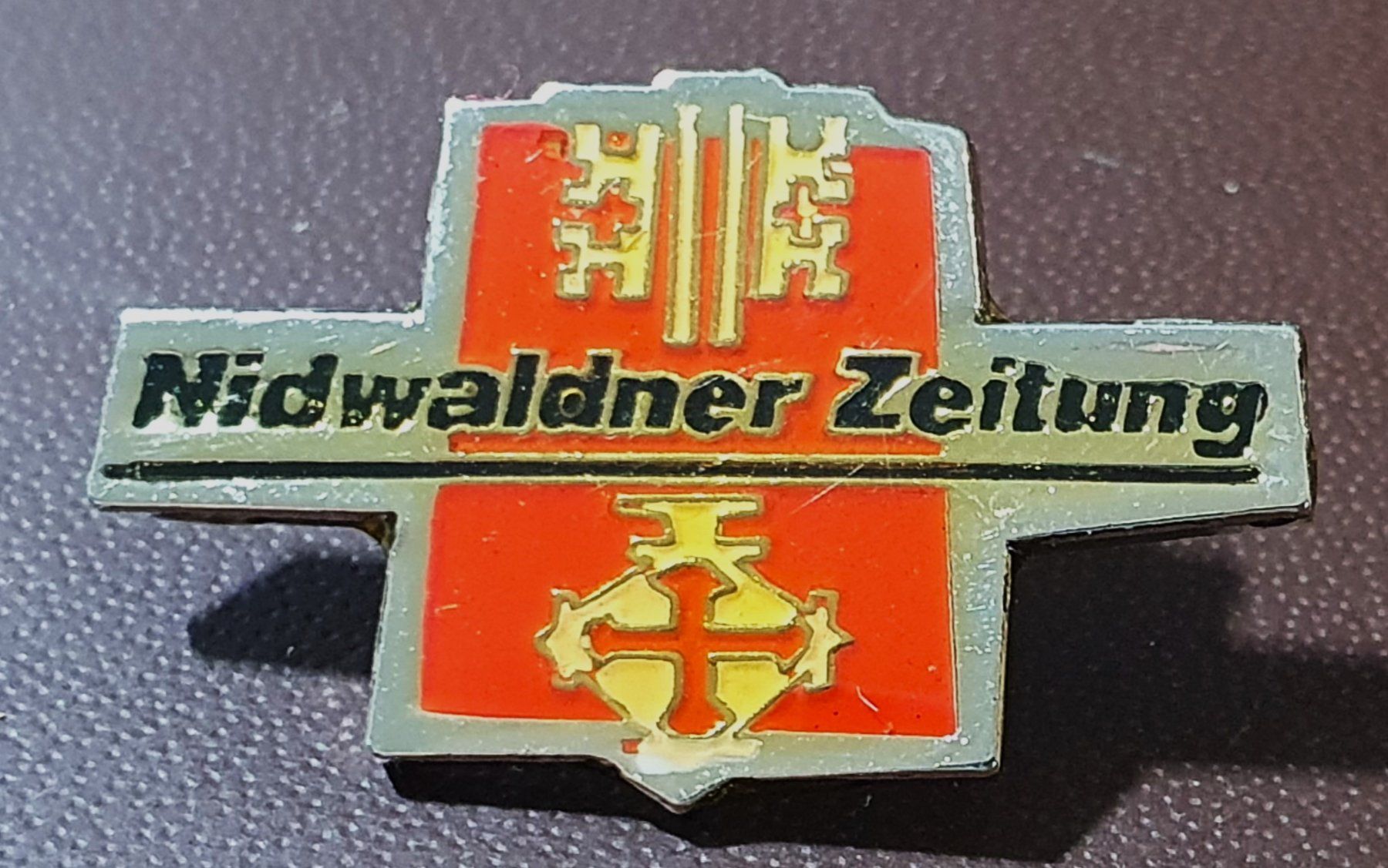 Placchette & Badge: R355 - Pin Nidwaldner Zeitung – Usato da Reinach BL venduto da Boston-Verkauf