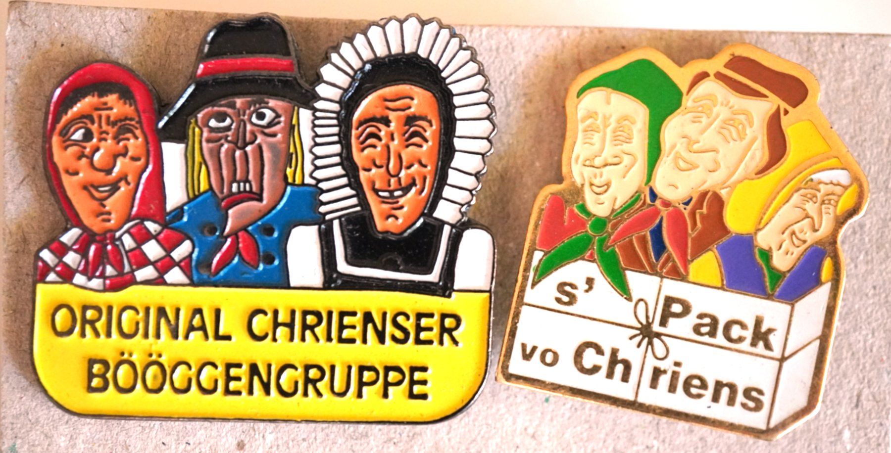 Placchette & Badge: 2 Pin Chrienser Fasnacht – Usato da Worb venduto da worb01