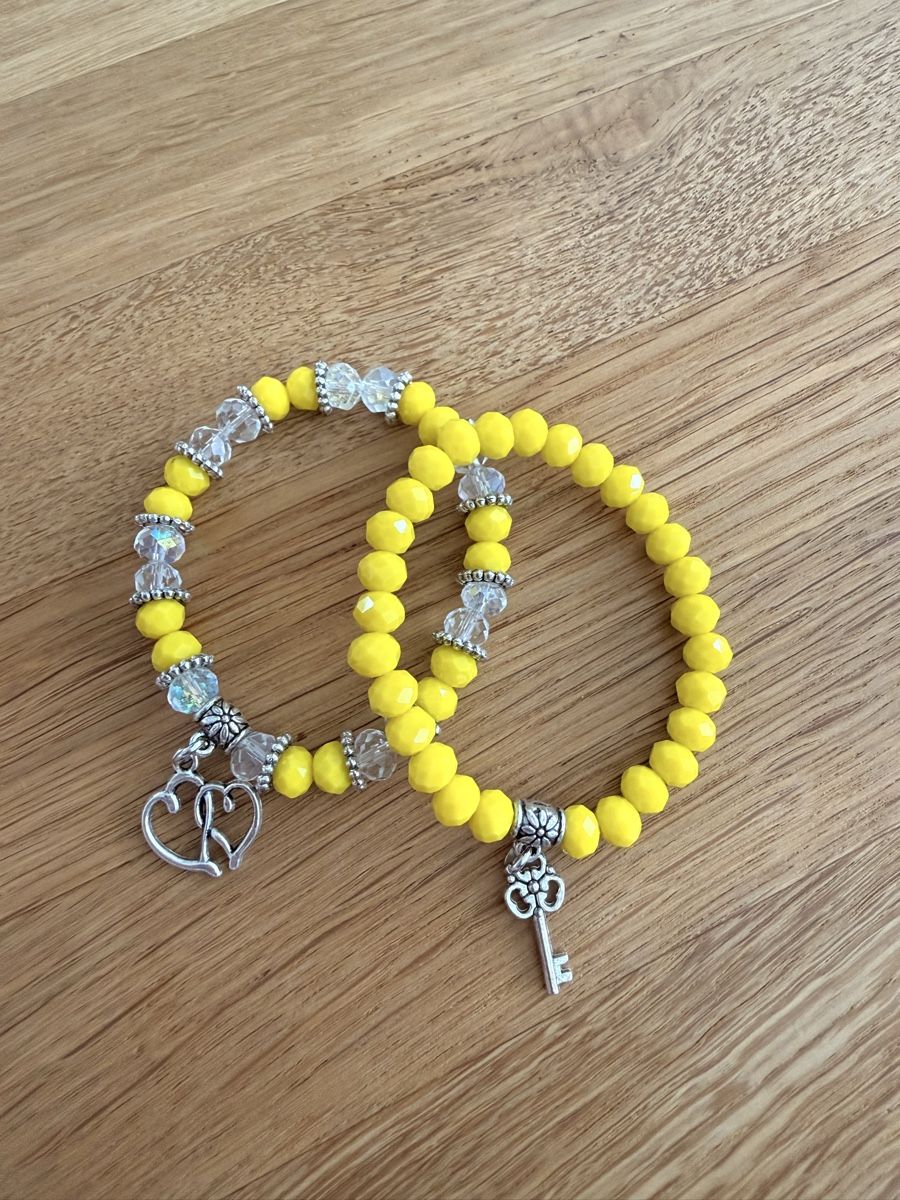 Bracciali & Braccialetti: Sommer Set: 2 Gelbe  Armbänder mit Charms. Top! – Nuovo e nell'imballaggio originale da Dübendorf venduto da Nemo_0 1