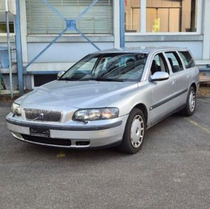 Volvo Automobili: Volvo V70 2.4T Neu MFK & Service – Usato da Uster venduto da Loro_