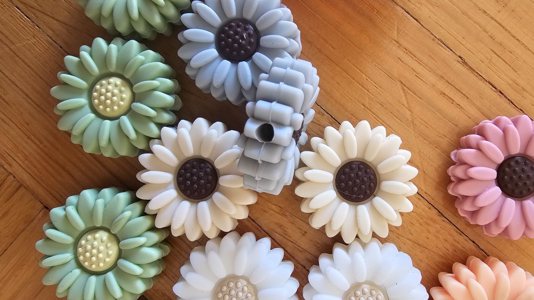 Perle (finte): Blumen Perlen Silikon Set bunt 24 Stück – Nuovo (secondo la descrizione) da Klingnau venduto da anduril_25 1