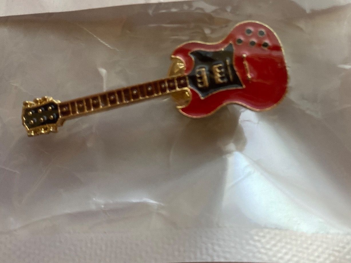 Plaketten & Abzeichen: PIN'S - GUITARE ROUGE – Neu und originalverpackt aus Le Brassus von cinema13