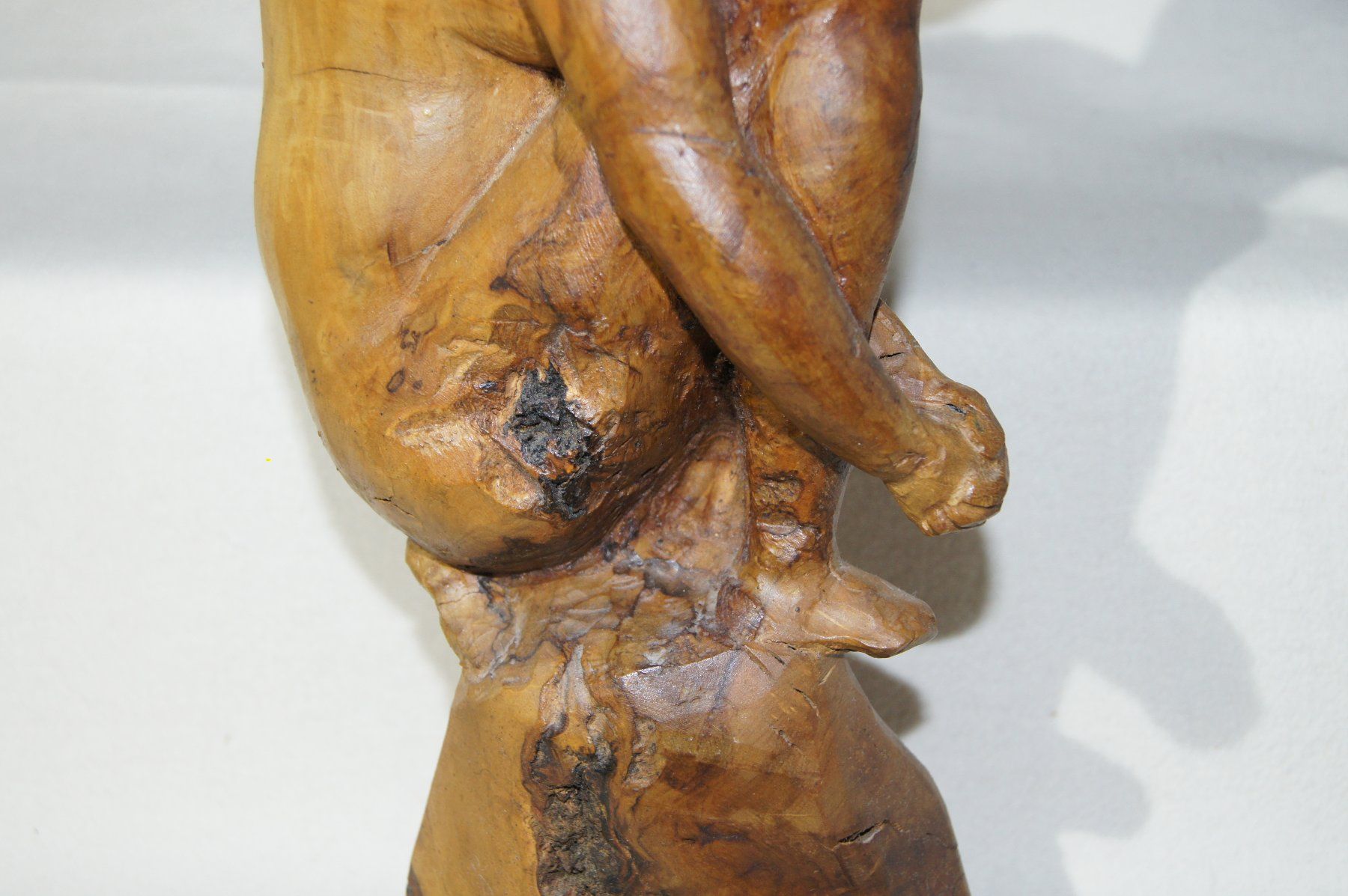 Figurines: Auf Baumstrunk sitzende junge Frau – D'occasion à Geroldswil par ARTEFACTO 3