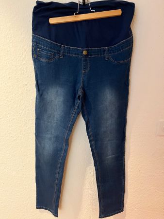 Bundle of two pairs of maternity jeans (42)
