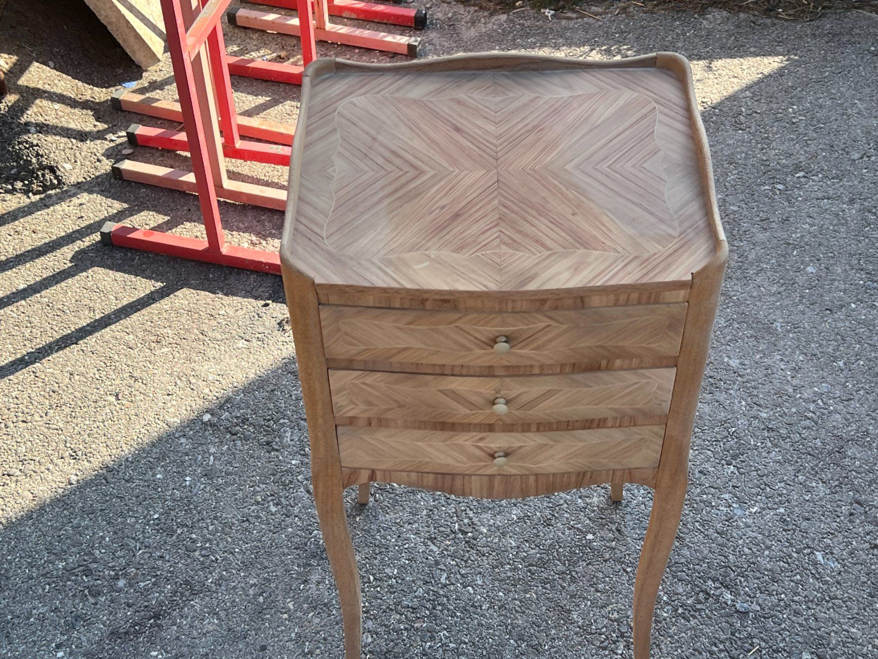 Comodini: ART 1100-H Table de nuit marquetée sablé – Usato da Pont-La-Ville venduto da BCMGLEAL 1