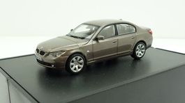 BMW 5er E60 Limousine 2003-2010 braun met.  1:43 von Paragon