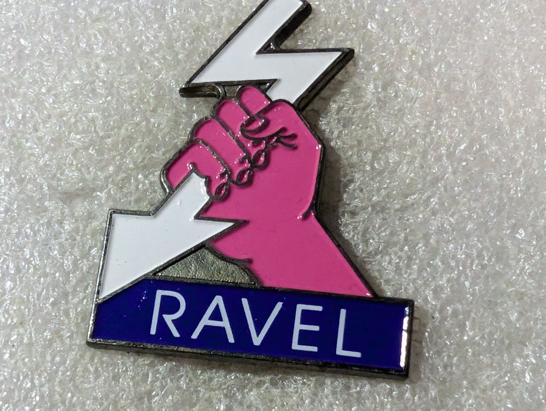 Plaquettes & Badges: Ansteckpin 67: Ravel – D'occasion à Oppligen par Pin-Fall-Shop