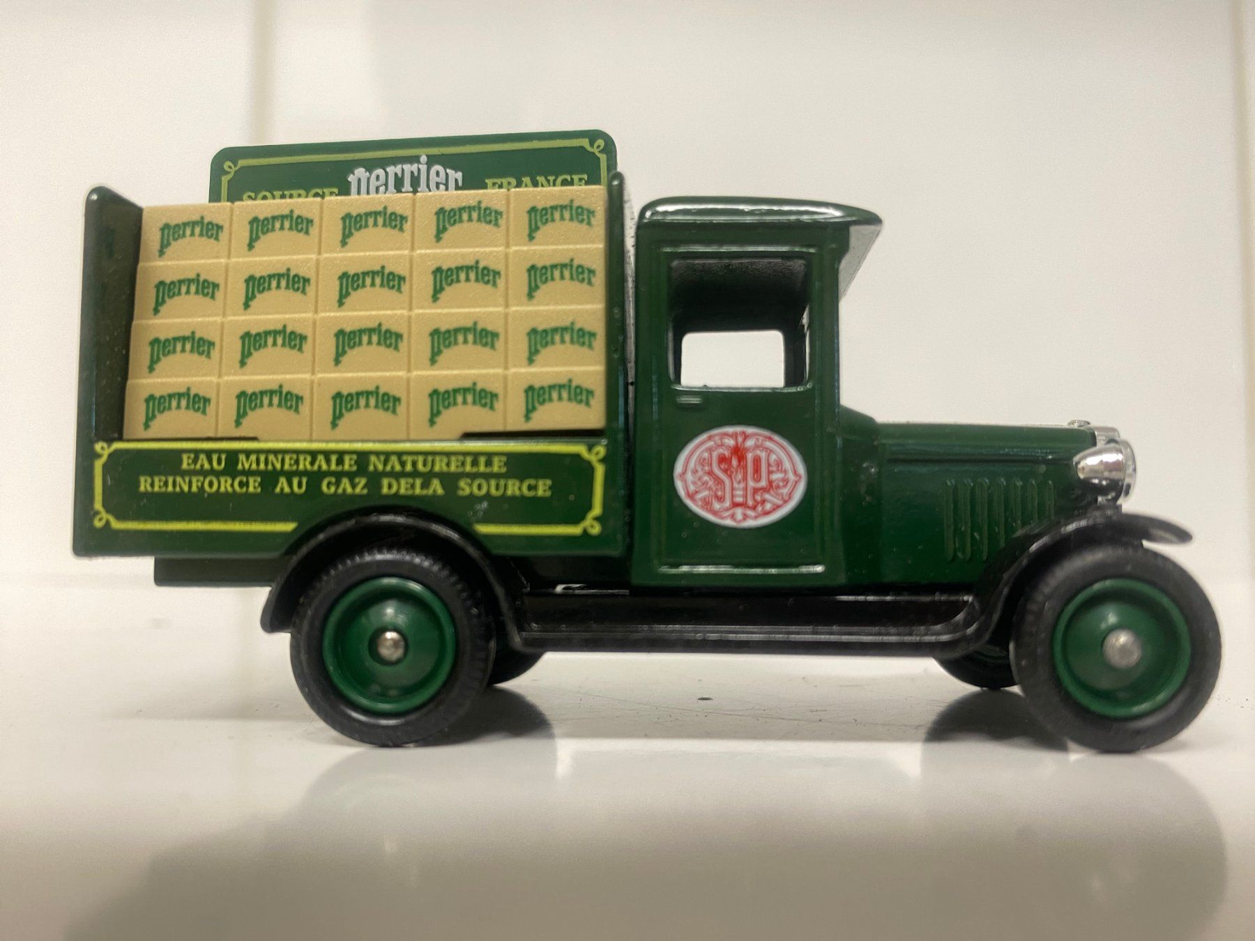 Chevrolet Modellini d'auto: Chevrolet Van "Perrier Water" L = ca. 8cm 450 – Nuovo e nell'imballaggio originale da Stäfa venduto da executive-cars