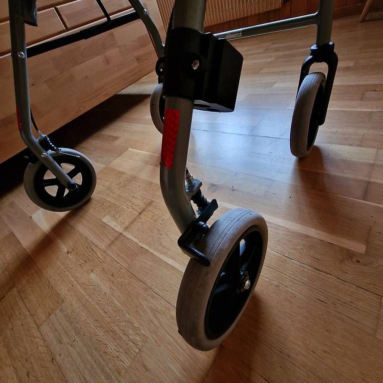 Aides à la marche: Rollator mit Sitzfläche und Korb – D'occasion à Blumenstein par olk_r5kh 2