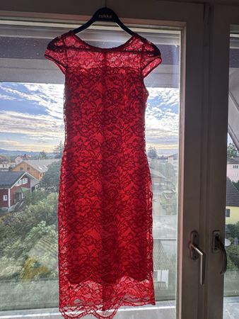Rotes Spitzenkleid – elegant & figurbetont