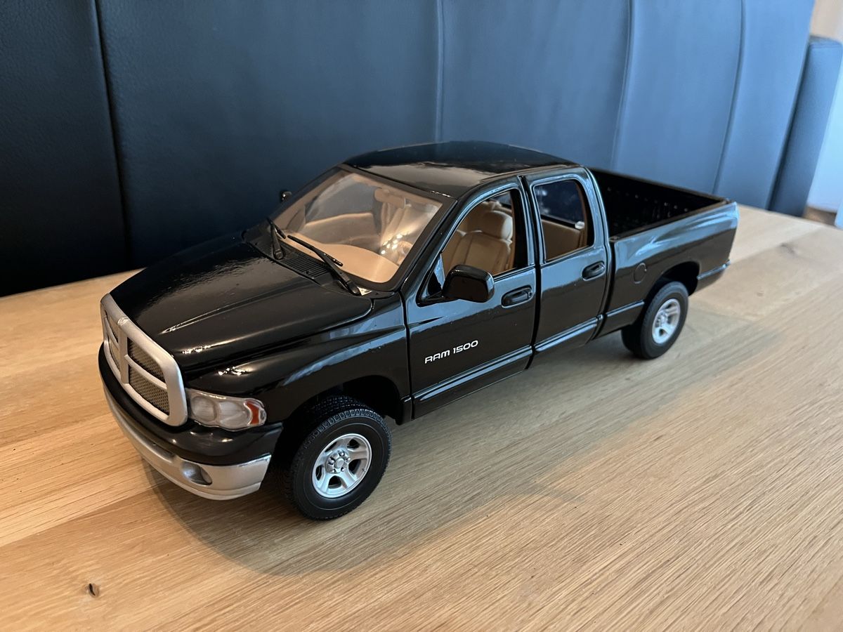 Motormax Modellini d'auto: Dodge Ram Quad cab 1/18 Motormax – Usato da Léchelles venduto da Mlinspiration