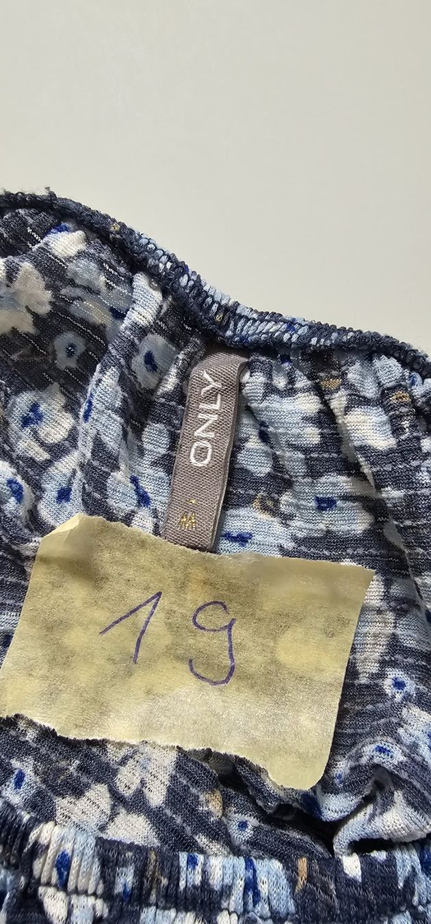 Blusen: Schicke Bluse mit Blumenmuster, Grösse M, neuwertig! – Gebraucht aus Azmoos von Jadejo 3