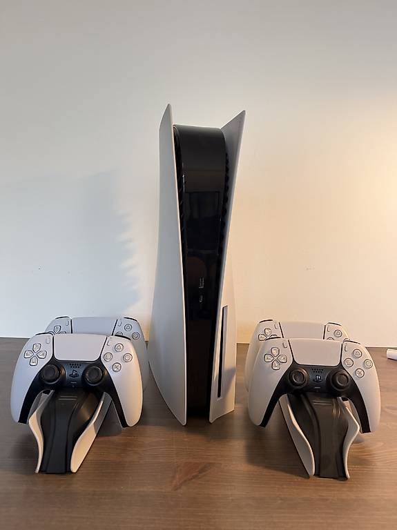 Sony Console: PlayStation 5 Disc + 4x Controller + Zubehör – Usato da Liestal venduto da 0zwo11