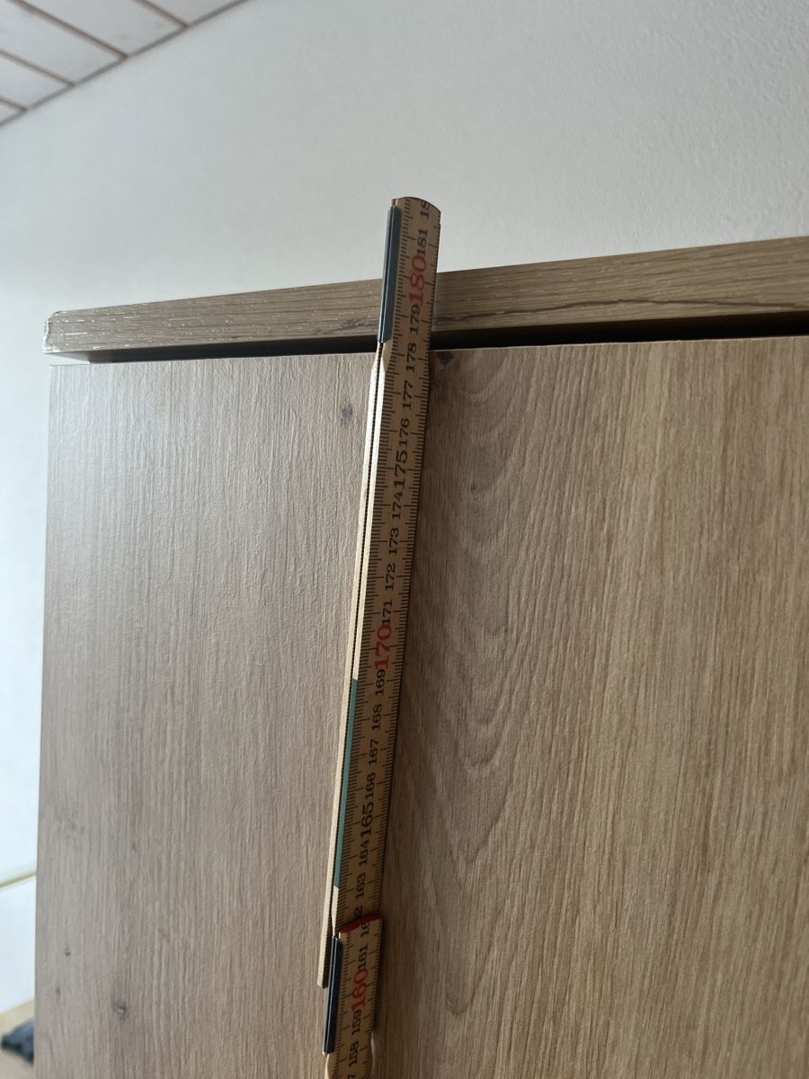 Pfister Armoires: Kleiderschrank mit Holzoptik – D'occasion à Rickenbach LU par Gigaxo 4