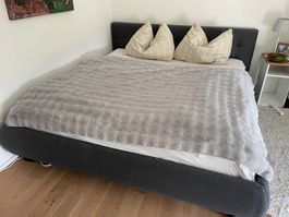 Bequemes Doppelbett in Dunkelgrau, 180x200cm, Ohne Matratzen