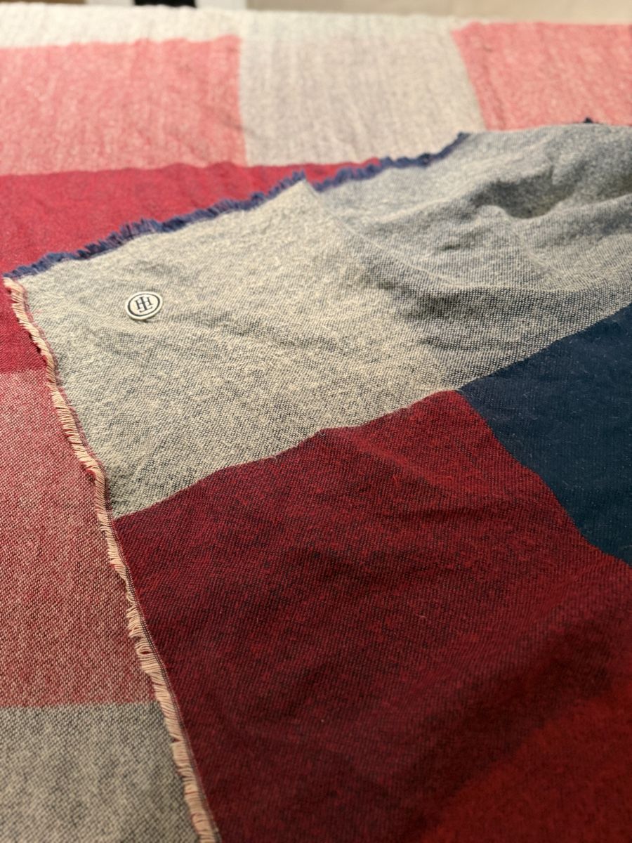 Tommy Hilfiger Foulard & Sciarpe: Tommy Hilfiger Schal 140 x 140 cm – Nuovo (secondo la descrizione) da Strengelbach venduto da schnaeusel