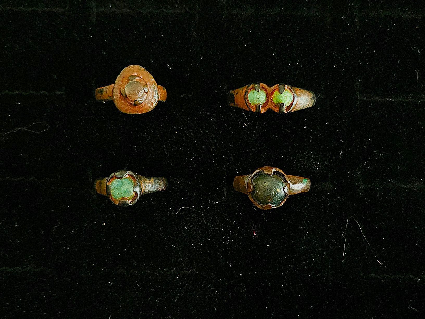 Anelli: 4 Antike, mittelalter Bronze Ringe mit Glassteinen – Usato da Zürich venduto da Zuerich_Seebach 1