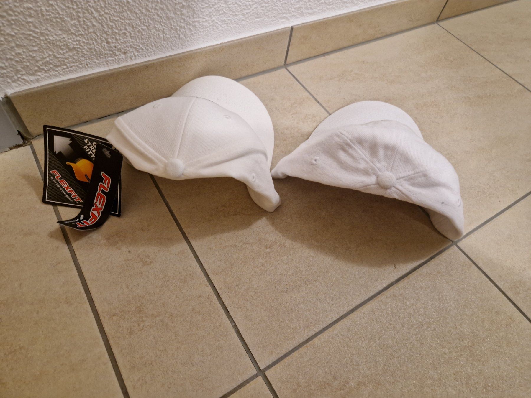 Chapeaux, bonnets & casquettes: 2 Caps Swissindoors Basel – D'occasion à Benken SG par Sherco-01 1