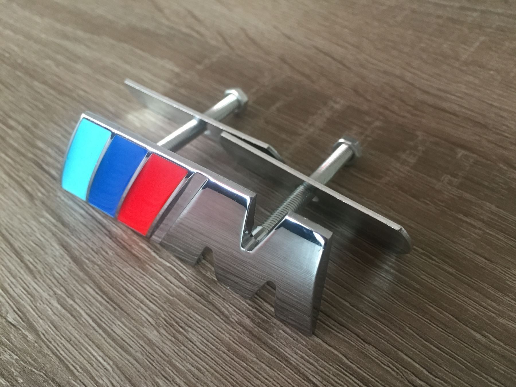 BMW Alle Autoersatzteile: BMW M Grill Emblem-Logo Neu – Neu und originalverpackt aus Bronschhofen von  2