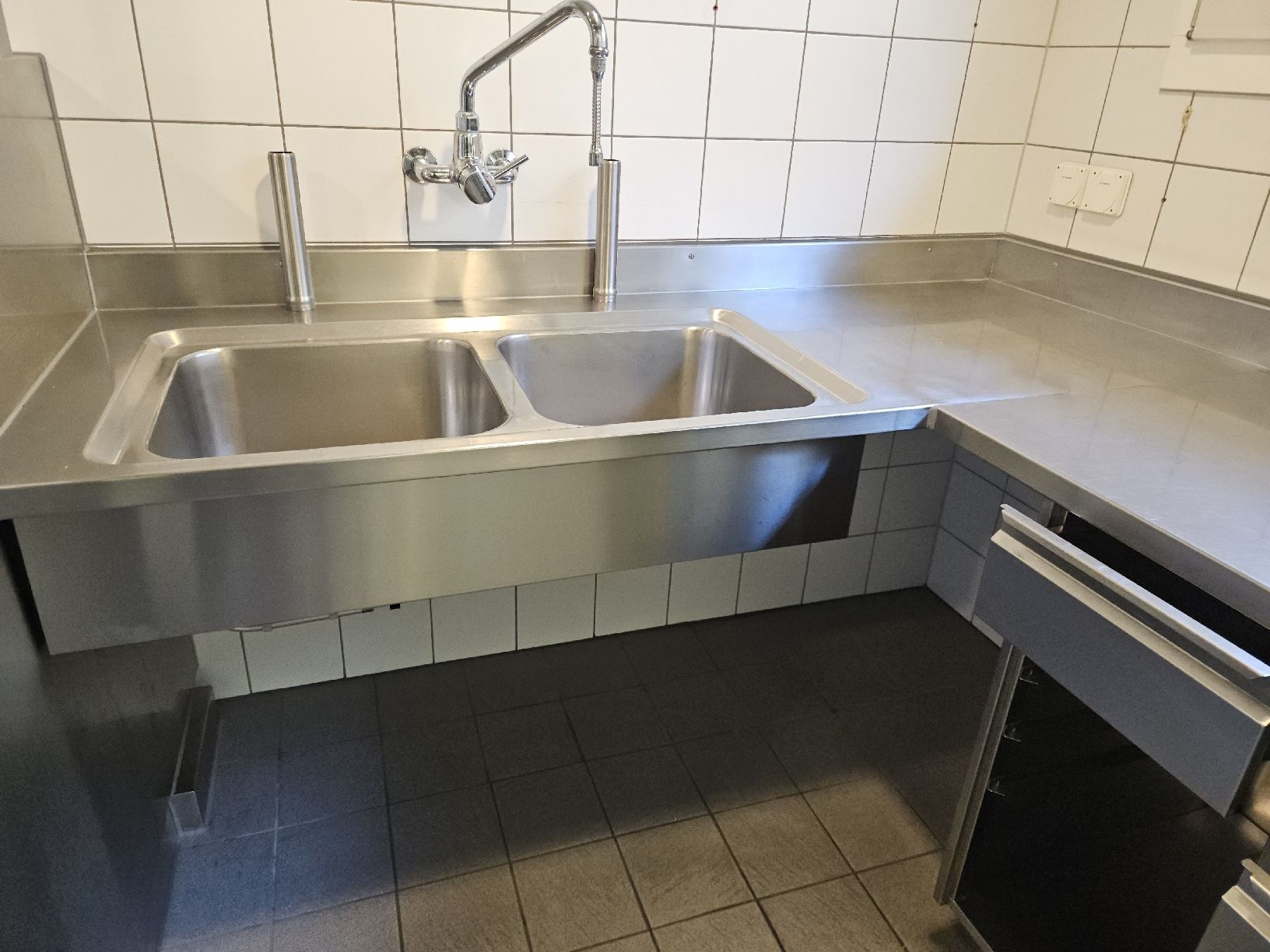 Cucine complete: Arbeitskorpus Vorbereitung Küche Gastro – Usato da Morschach venduto da Hanswi 1