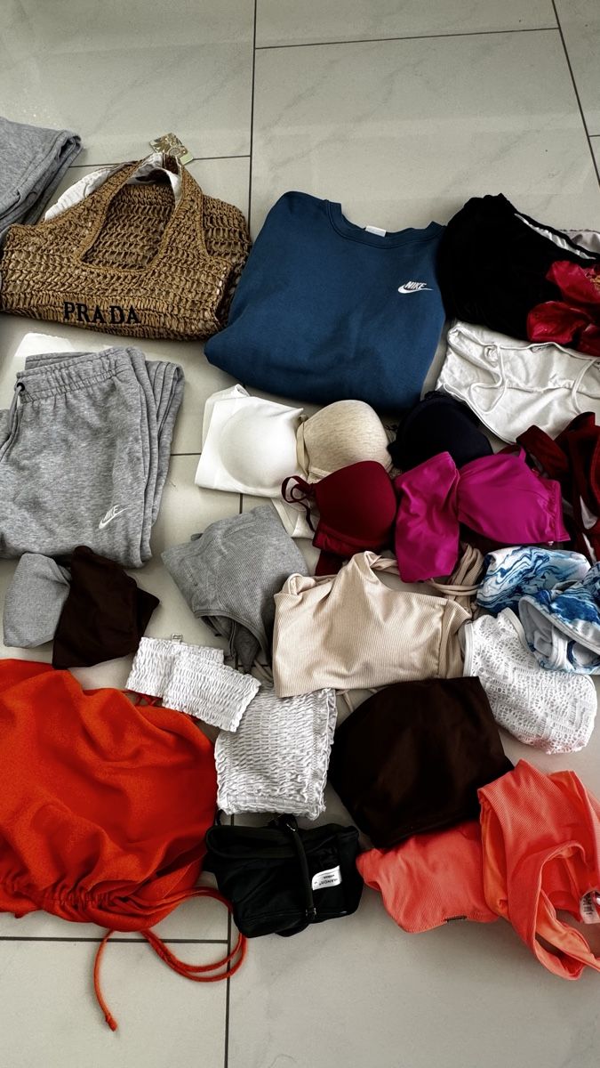 Lotti & Set di vestiti: Clothing bundle assortment various brands acceptable – Usato da hochdorf venduto da tariq1 6