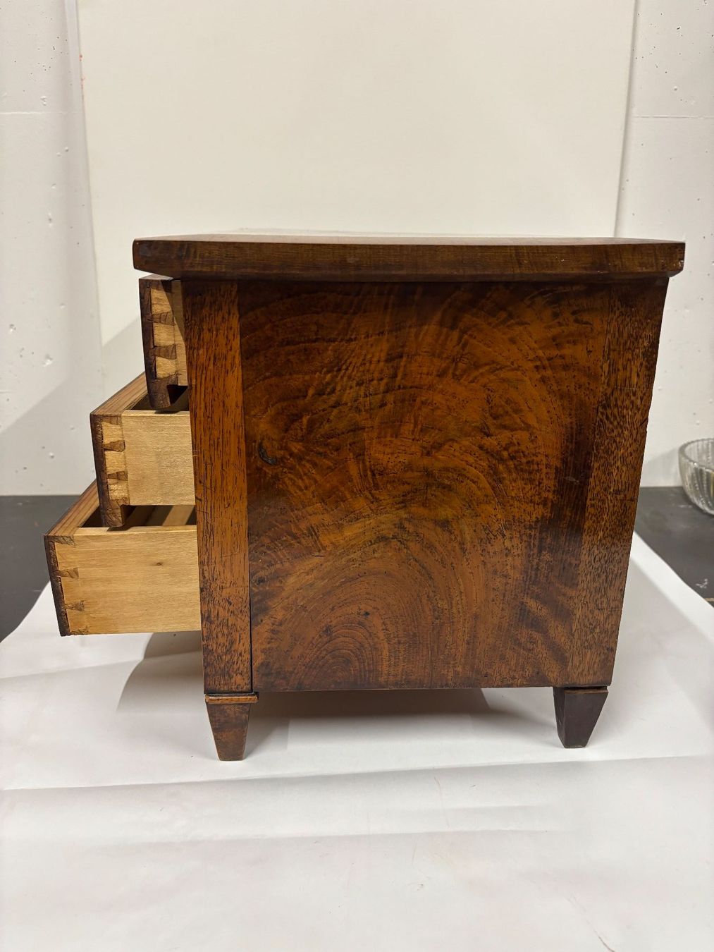 Cassettiere: Antike Modellkommode Nussbaum – Usato da rotkreuz venduto da baudisch 1