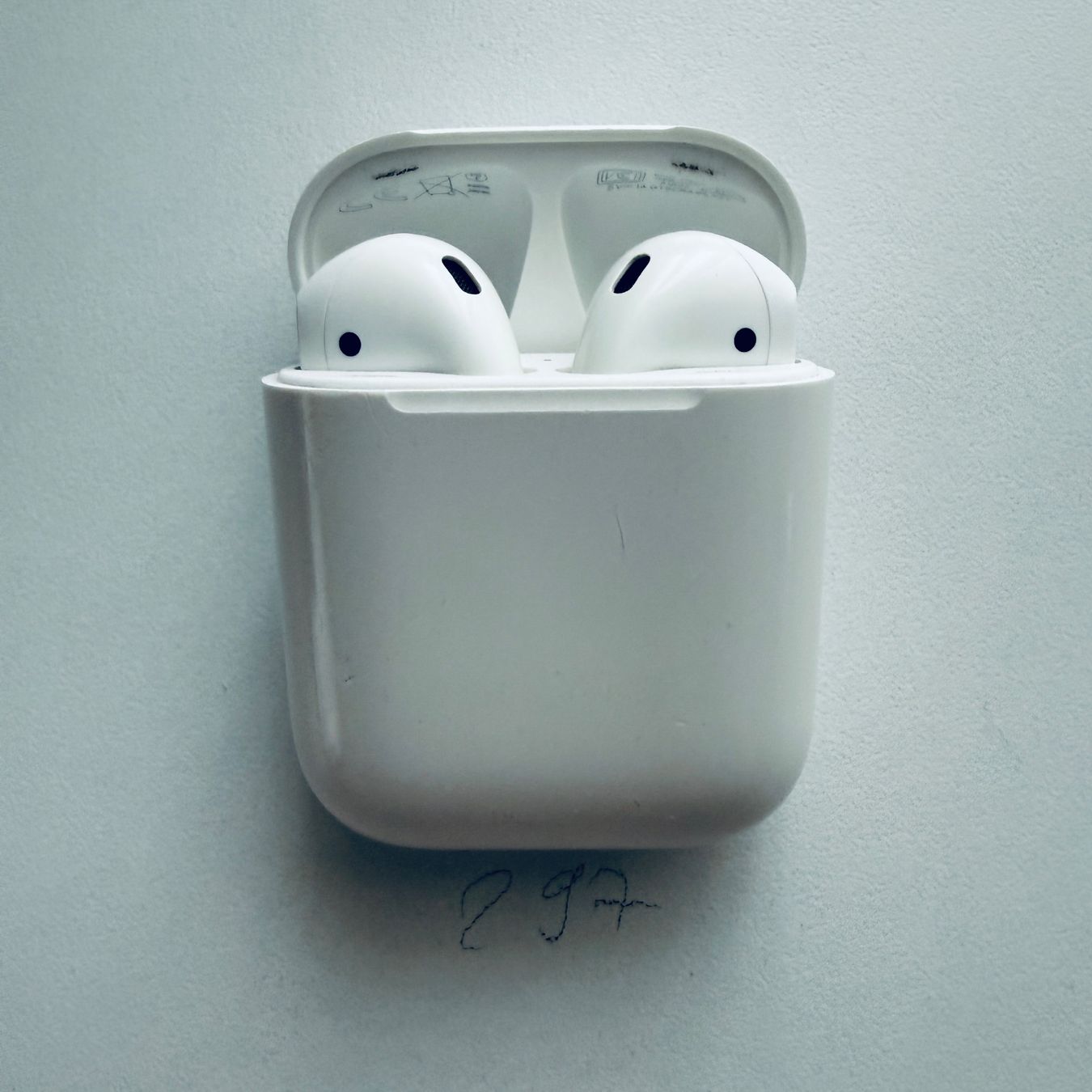 Apple Cuffie: Original Apple AirPods 2 Gen. Wireless Kopfhörer & Case – Usato da Basel venduto da MY.AIRPODS.SHOP