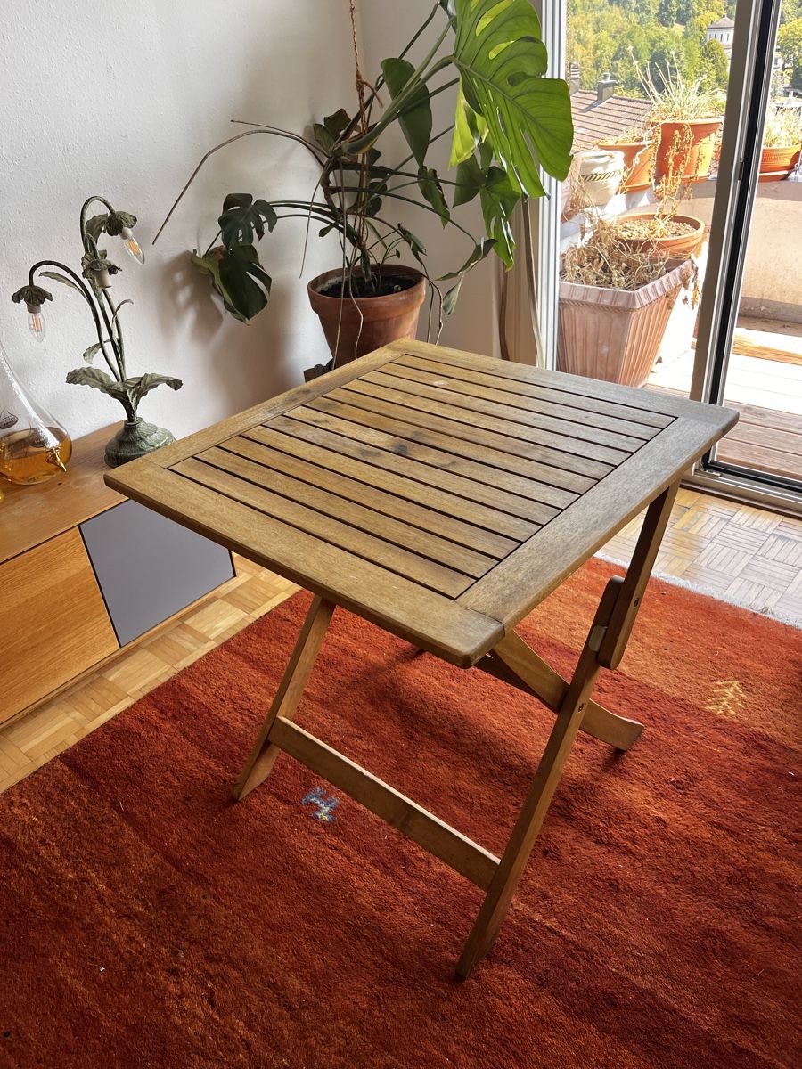 Set de table et chaises: Holztisch mit zwei Stühlen – D'occasion à Luzern par emineichen 2