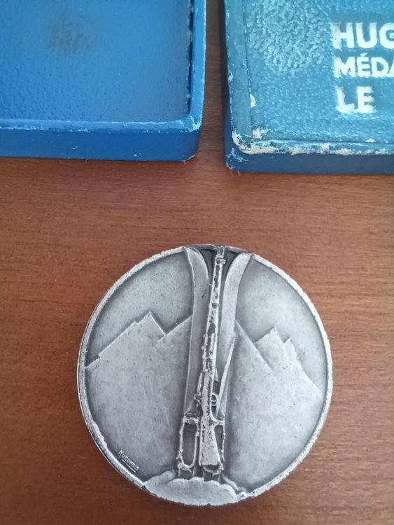 Huguenin Le Locle Switzerland Pin Medaillenhersteller Emblem Old