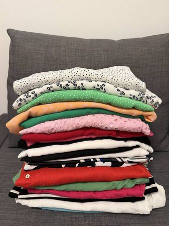 20 Kurzarmblusen / T-Shirts