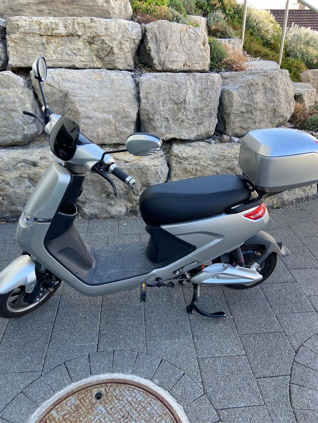 Voiturettes électriques: Elektroroller silber guter Zustand mit Topcase – D'occasion à Oberbipp par Houdi76