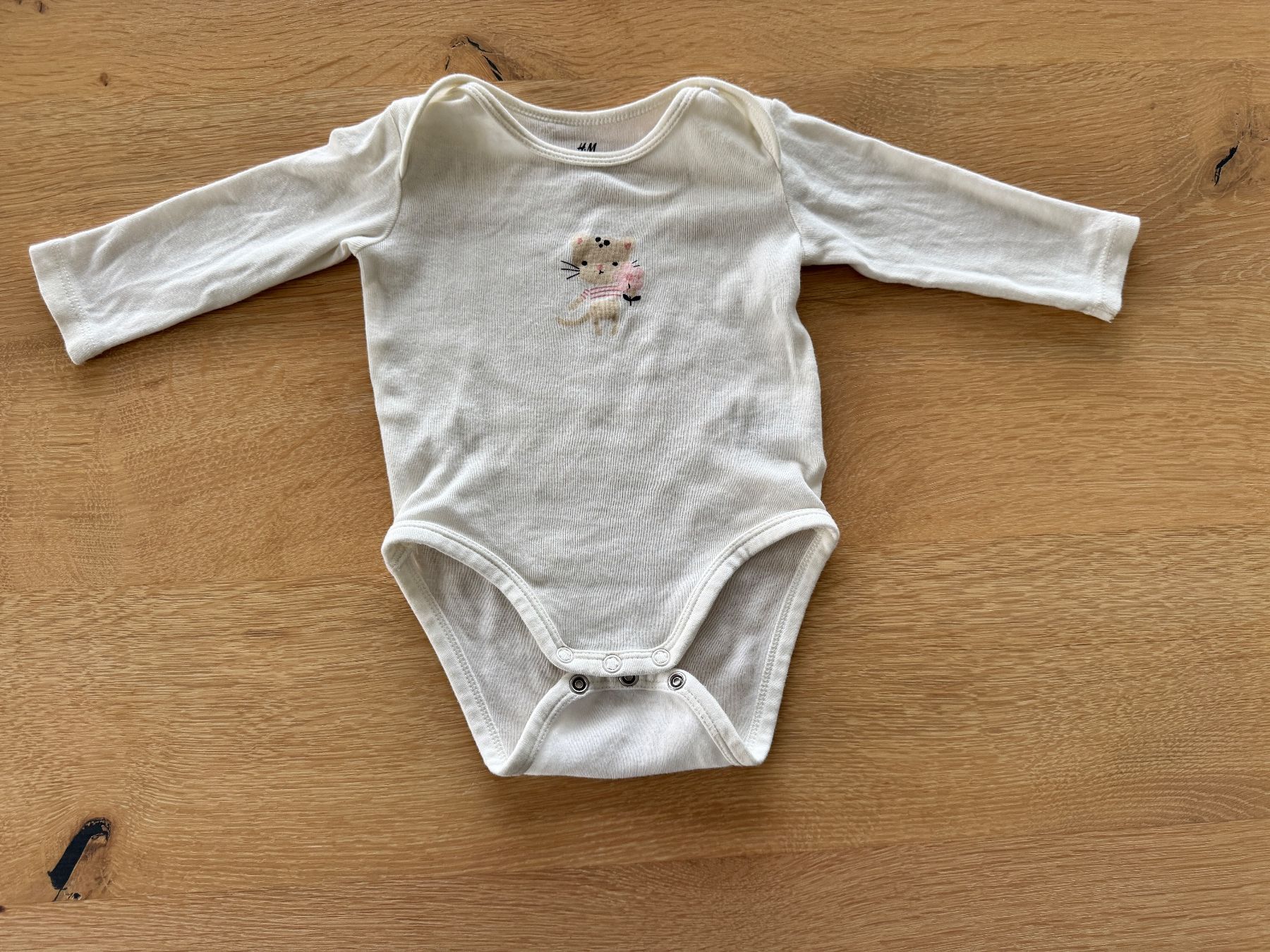 H&M Pagliaccetti: H&M Babybody Strampler Gr 62, mit Katze – Usato da Meilen venduto da JuliaFantasma
