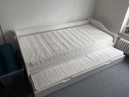 Tagesbett weiss mit Ausziehbett und Matratzen