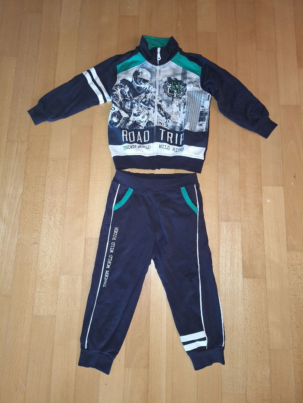 Kleiderpakete & -sets: neuwertiger Trainer in Gr. 104 – Gebraucht aus Oberrieden von man_9tm2