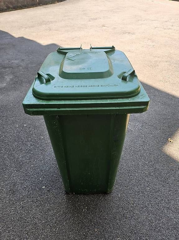 Sonstiges: Grüncontainer 220L mit repariertem Deckel – Gebraucht aus Frauenfeld von Neoncube