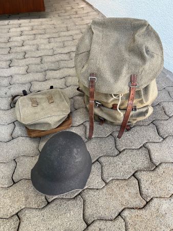 Militärausrüstung einer Rekrutenschule aus den 70ern