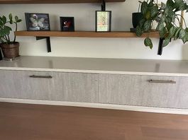 2 geschlossene Wandregale / Hängeschränke in Crème-Beige