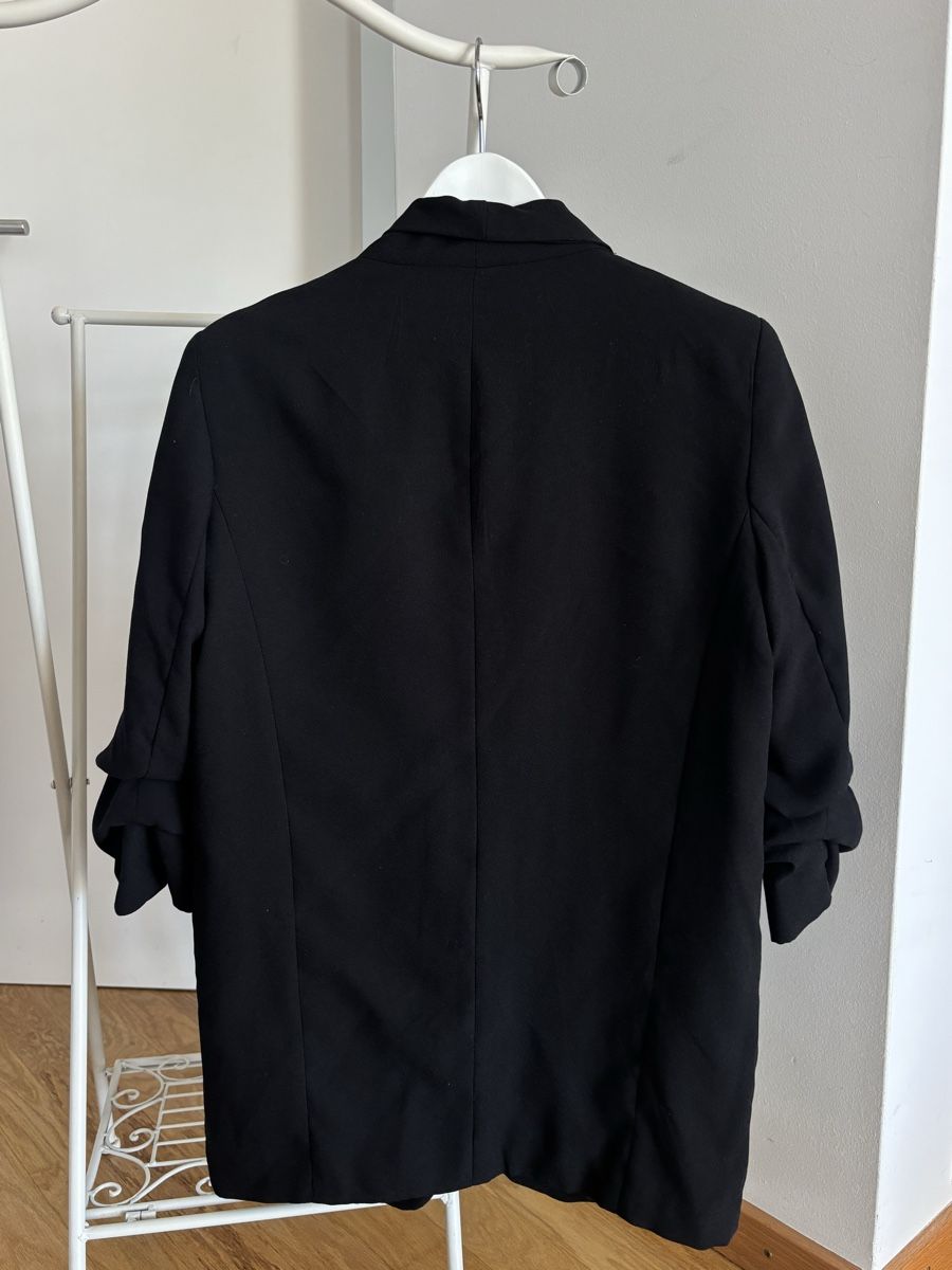 Stradivarius Giacche: Stradivarius schwarzer Blazer mit gerafften Ärmeln - Size S – Usato da Basel venduto da AnninaD97 5