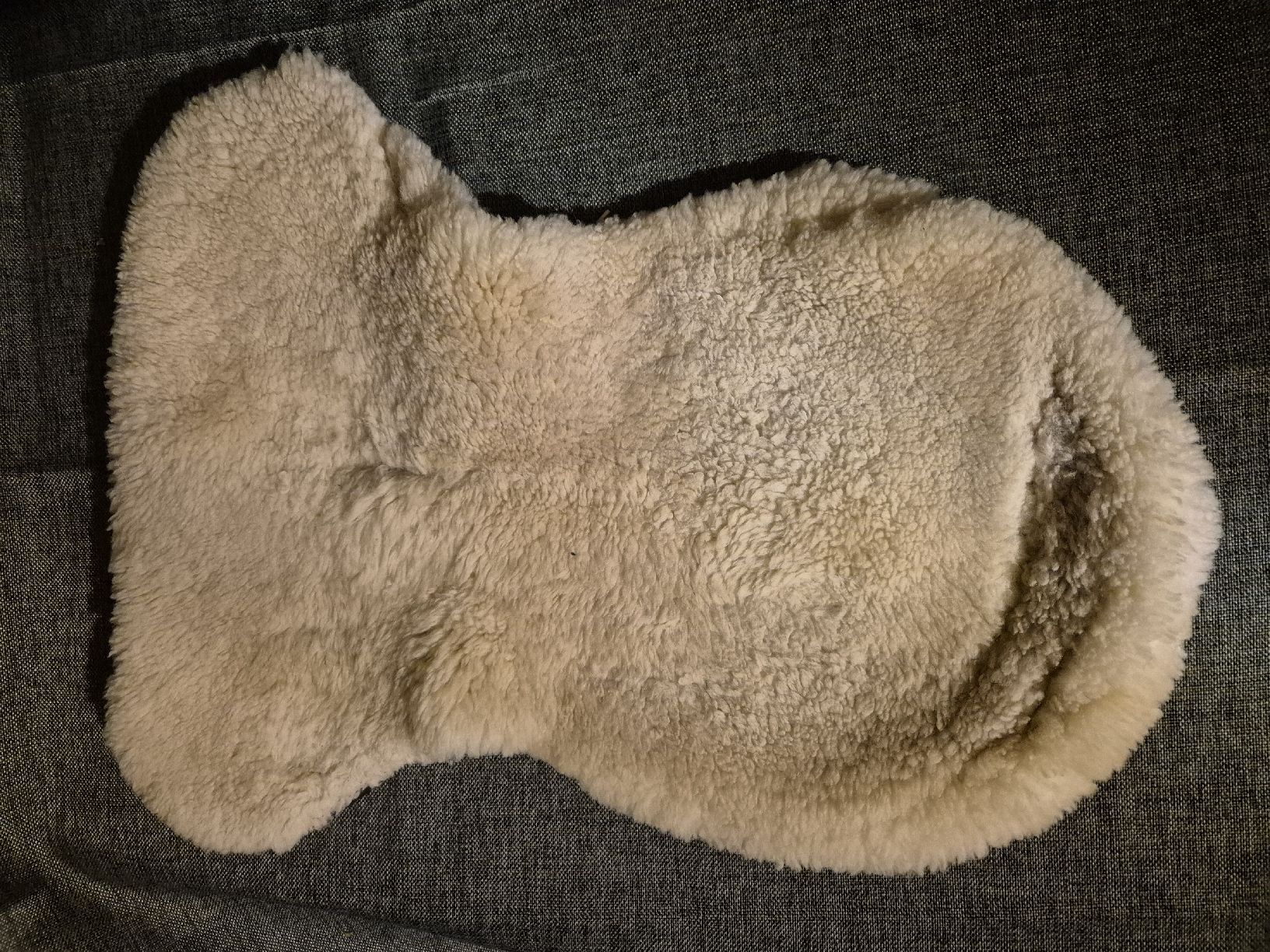 Lammfell Auf Ledersofa