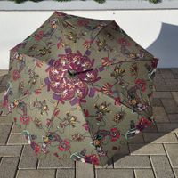 Dekorativer Regenschirm mit kunstvollem Muster Vintage