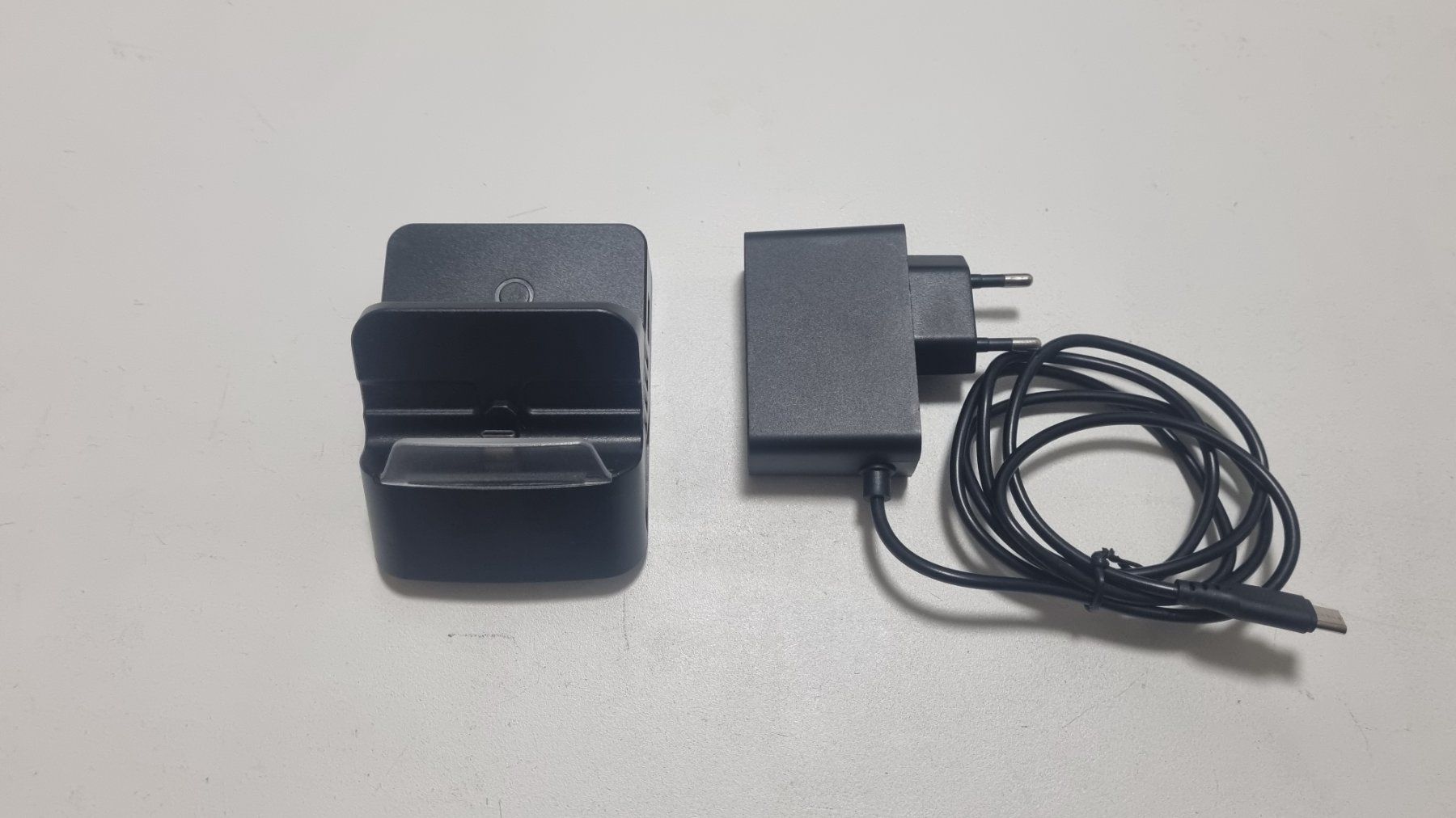 Nintendo Console: Nintendo Switch Ladestation Dock + AC Adapter – Usato da Birsfelden venduto da val_d9c2