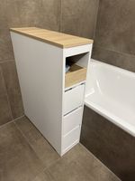 Schmaler Badezimmer-Schrank mit Schubladen naturfarben/weiss
