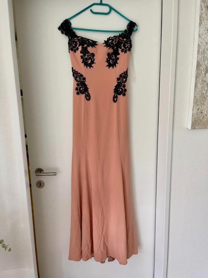 Vestiti: Diverse Abendkleider / Preis pro Kleid – Usato da Aarburg venduto da AudiBA 2