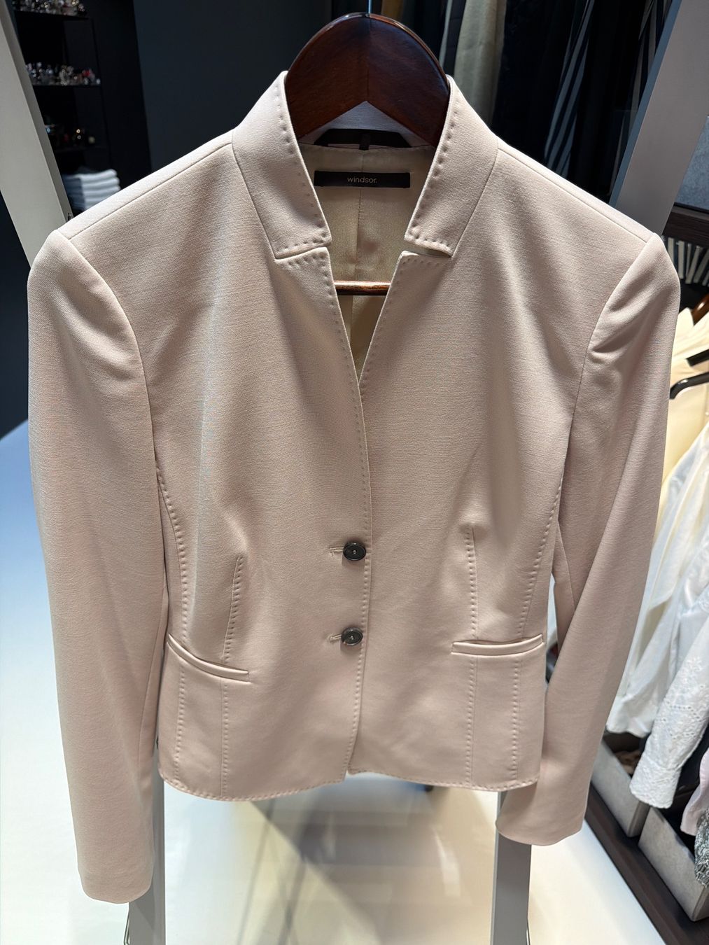 Windsor Vestes: Blazer Damen Windsor beige Grösse 34 – D'occasion à Tägerwilen par TinaLupu