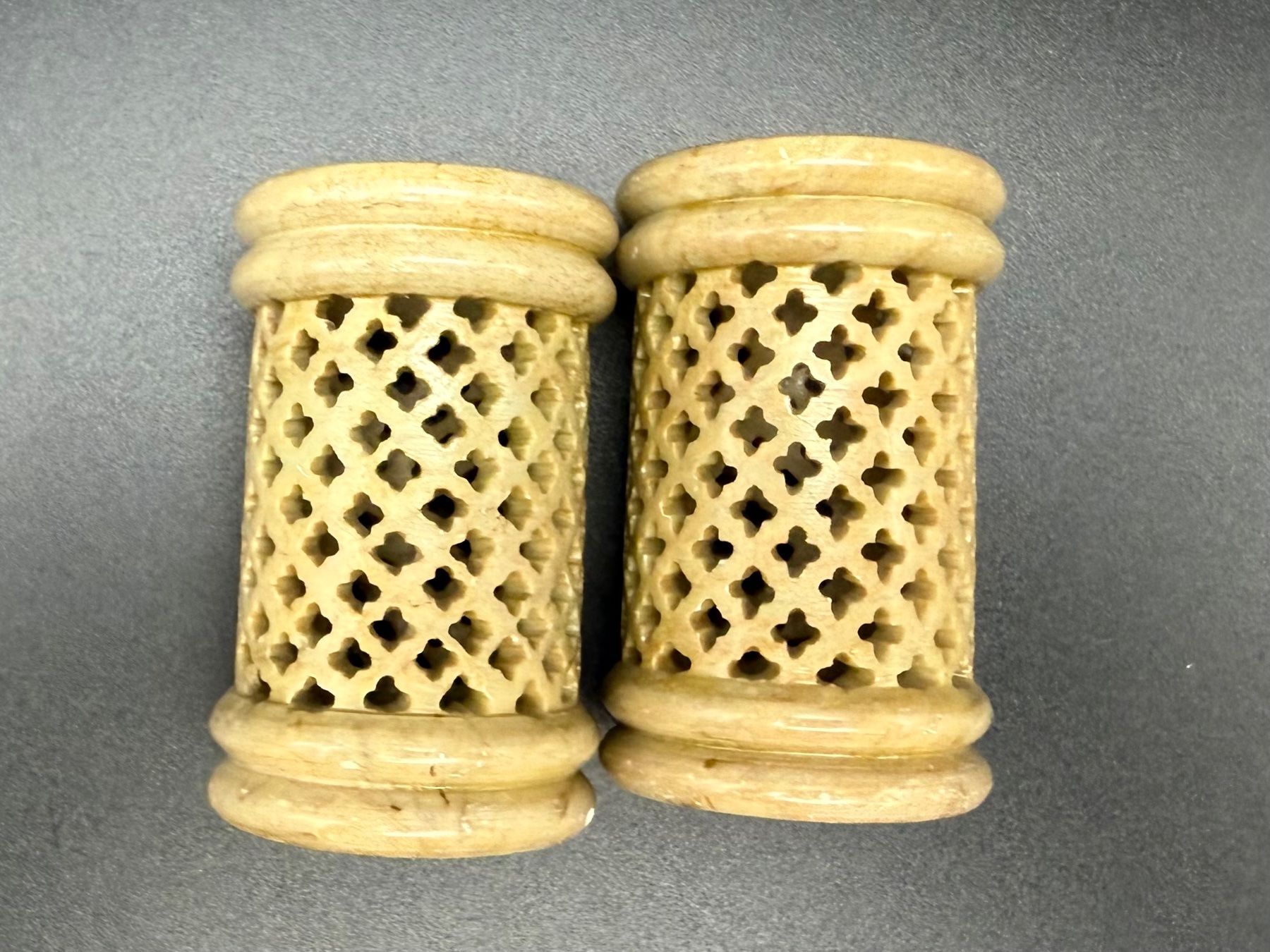 Portacandele: Paar kleine Kerzenhalter oder Gläser aus geschnitztem Stein – Usato da Lamone venduto da LaCantinaMagica 3