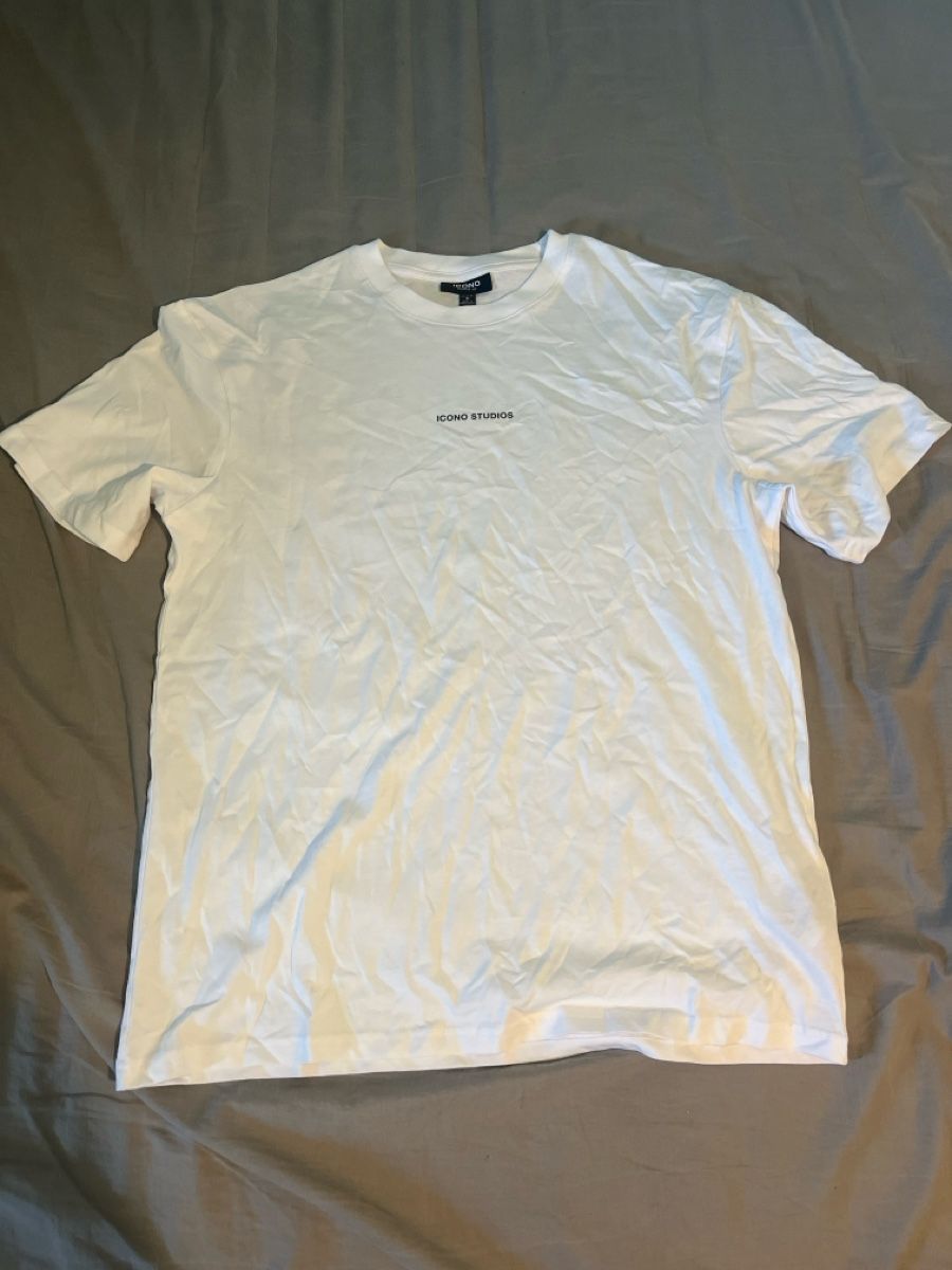 T-shirt: Icono Studios T-Shirt – Nuovo (secondo la descrizione) da Frauenfeld venduto da joh_lp6l