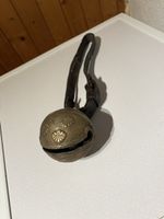 Kuhglocke mit Muschelprägung, Lederriemen, antik