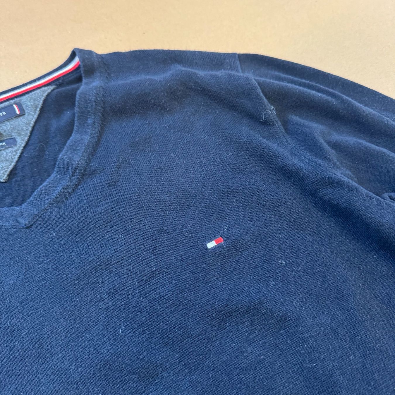 Tommy Hilfiger Maglioni & Felpe: Tommy Hilfiger classic navy blue sweatshirt – Usato da St. Gallen venduto da sourced_limited 1