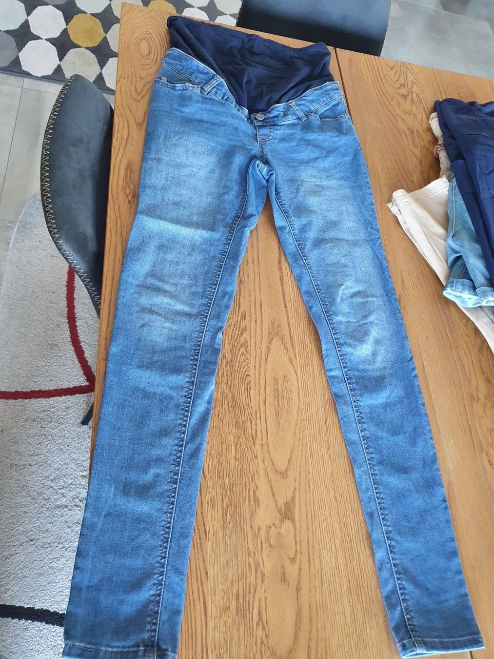 Lotti di vestiti: lots de pantalon de grossesse – Usato da Cheseaux sur Lausanne venduto da pan_skd5 2