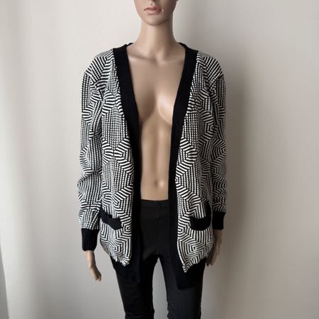 ungetragner Cardigan von VIVIAN GRAF 🖤